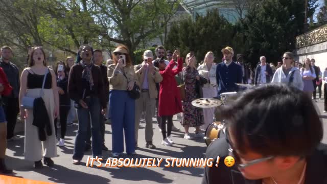 This beautiful flashmob in Paris will give you goosebumps._2