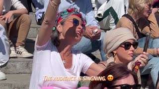 This beautiful flashmob in Paris will give you goosebumps._2