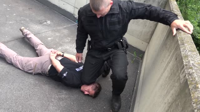 Jeden test - uškrtí vás při policejním zákroku 115 kily