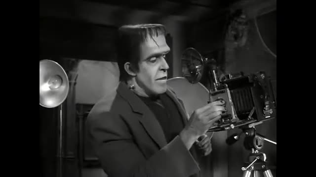 Munsters - 2x4 - Herman Munster, Shutterbug