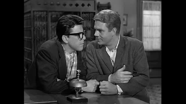 Petticoat Junction - 1x9 - The Little Train Robbery