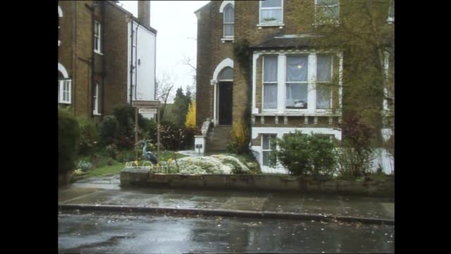 04- Mr. Bean Goes To Town