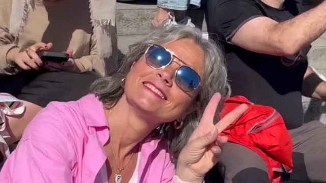This beautiful flashmob in Paris will give you goosebumps._2