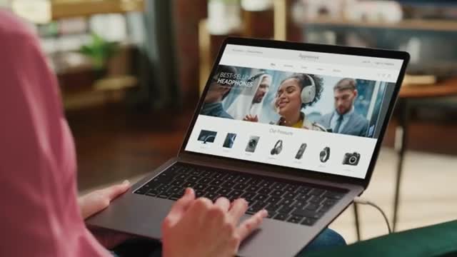 E-commerce Trailblazers: The 11 Best Shopify Store Providers