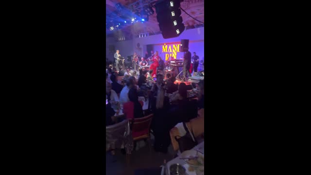 ibrahim murat gündüz dostlarının gece kulübü açılışına Gülben Ergeni dinlemeye g