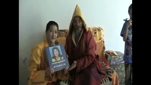 夏珠秋楊仁波切再次接受佛教宝书