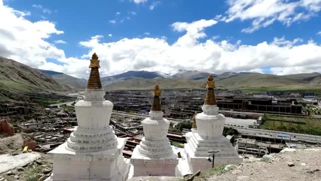 H.H. Dorje Chang Buddha III received congratulations from H.H. Dharma King Jigdal Dagchen Sakya